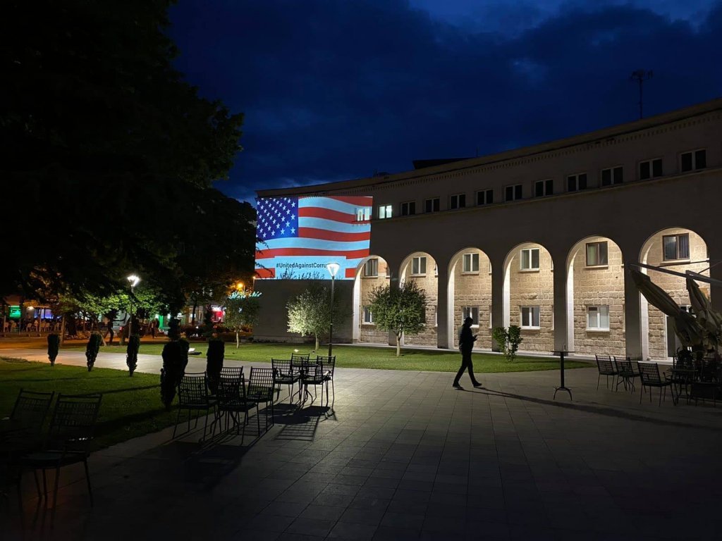 Kosača zasjala zastavom SAD-a: Zajedno protiv korupcije!