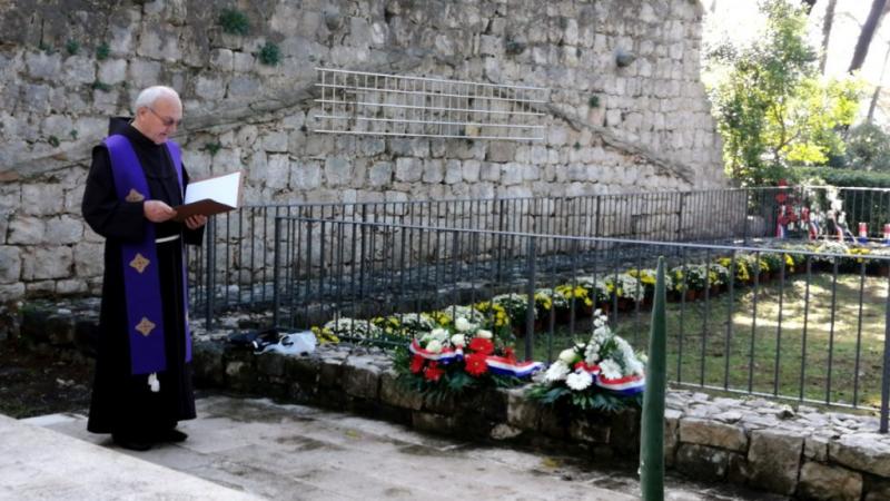 Na Daksi položeni vijenci u spomen na 53 nevine žrtve pogubljene 1944.