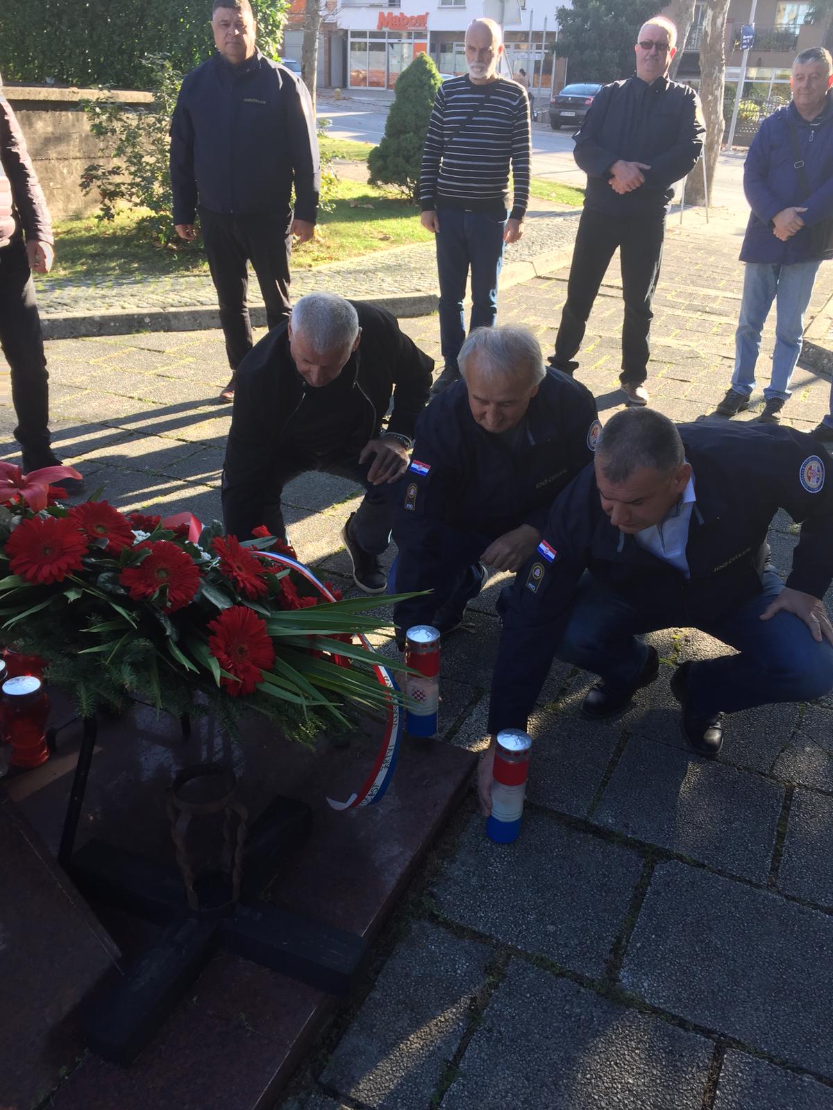 FOTO U Čitluku položeni vijenci i zapaljene svijeće za žrtve Vukovara, Škabrnje te za stradale pripadnike HV-a i HVO-a