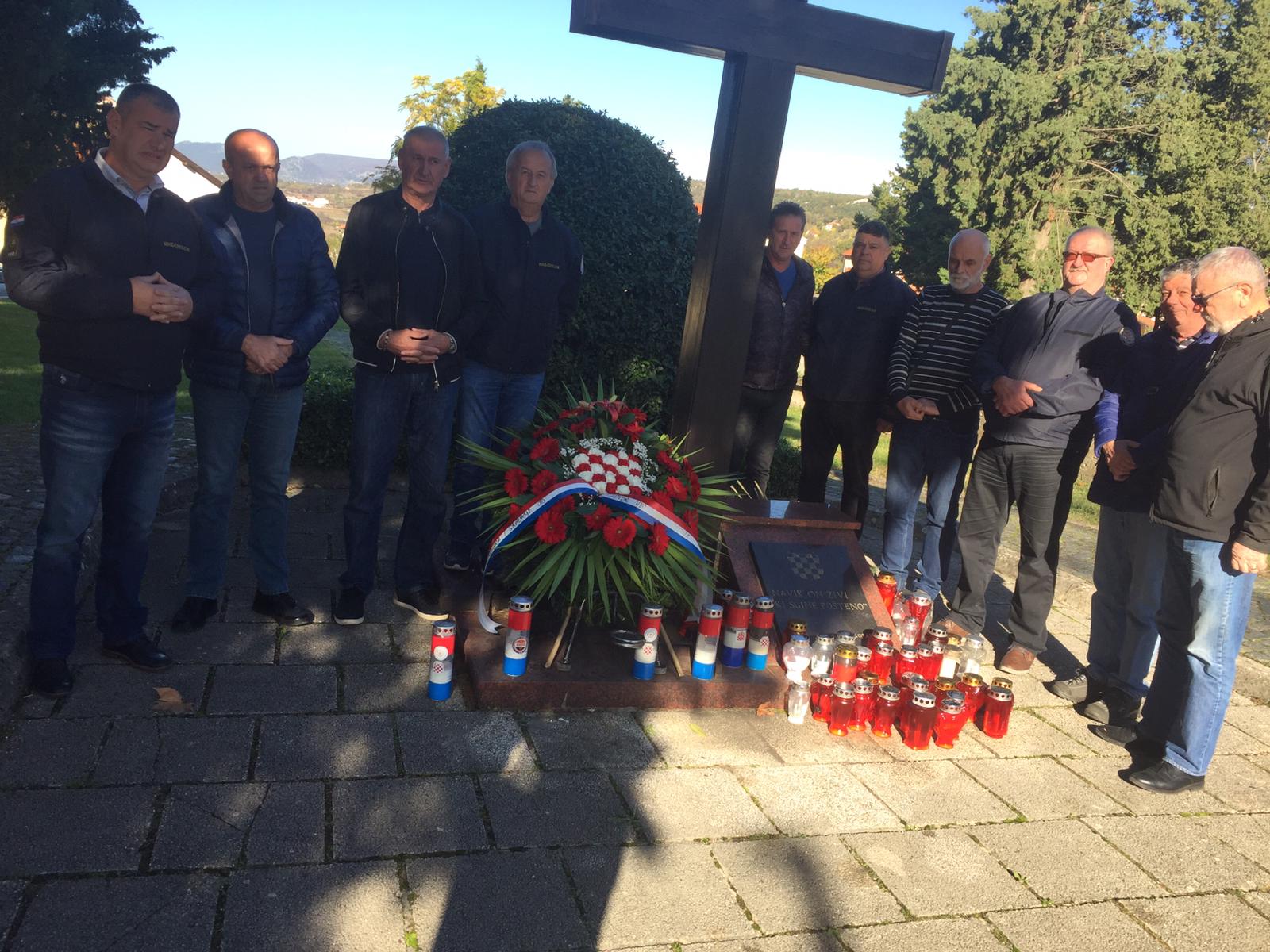 FOTO U Čitluku položeni vijenci i zapaljene svijeće za žrtve Vukovara, Škabrnje te za stradale pripadnike HV-a i HVO-a