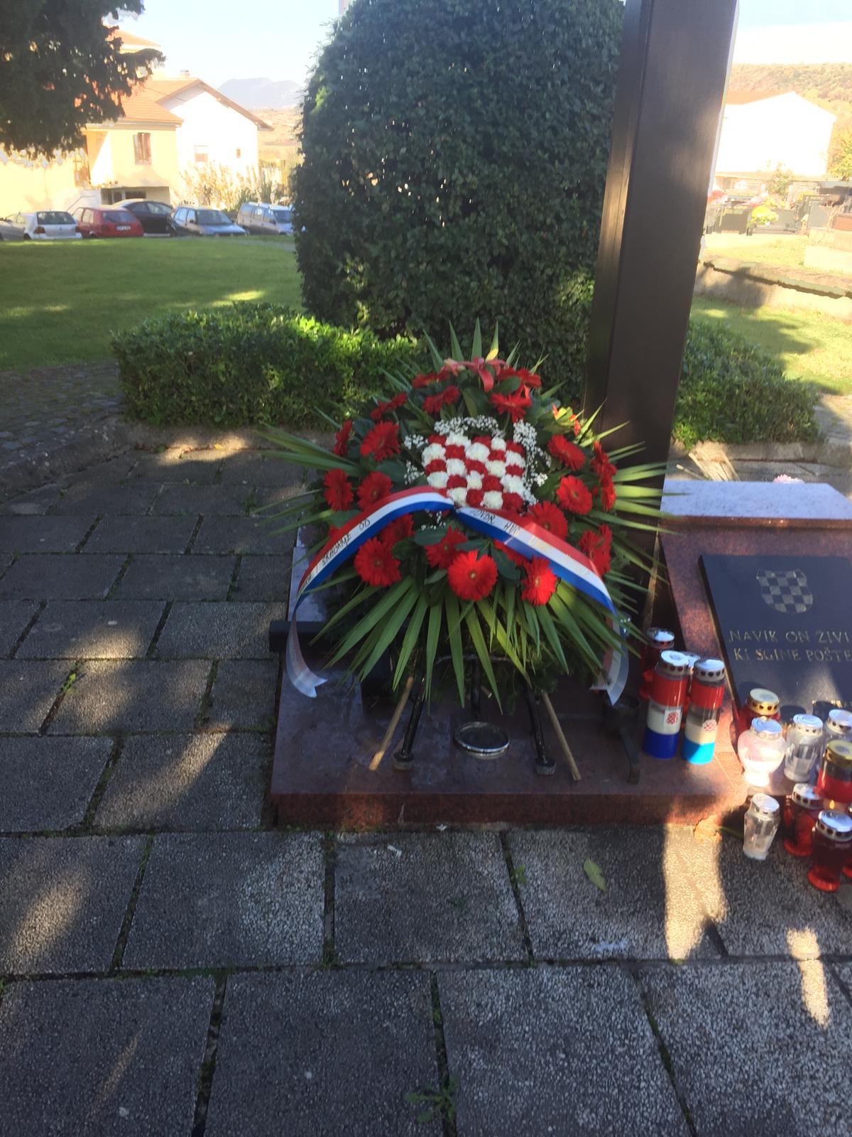 FOTO U Čitluku položeni vijenci i zapaljene svijeće za žrtve Vukovara, Škabrnje te za stradale pripadnike HV-a i HVO-a