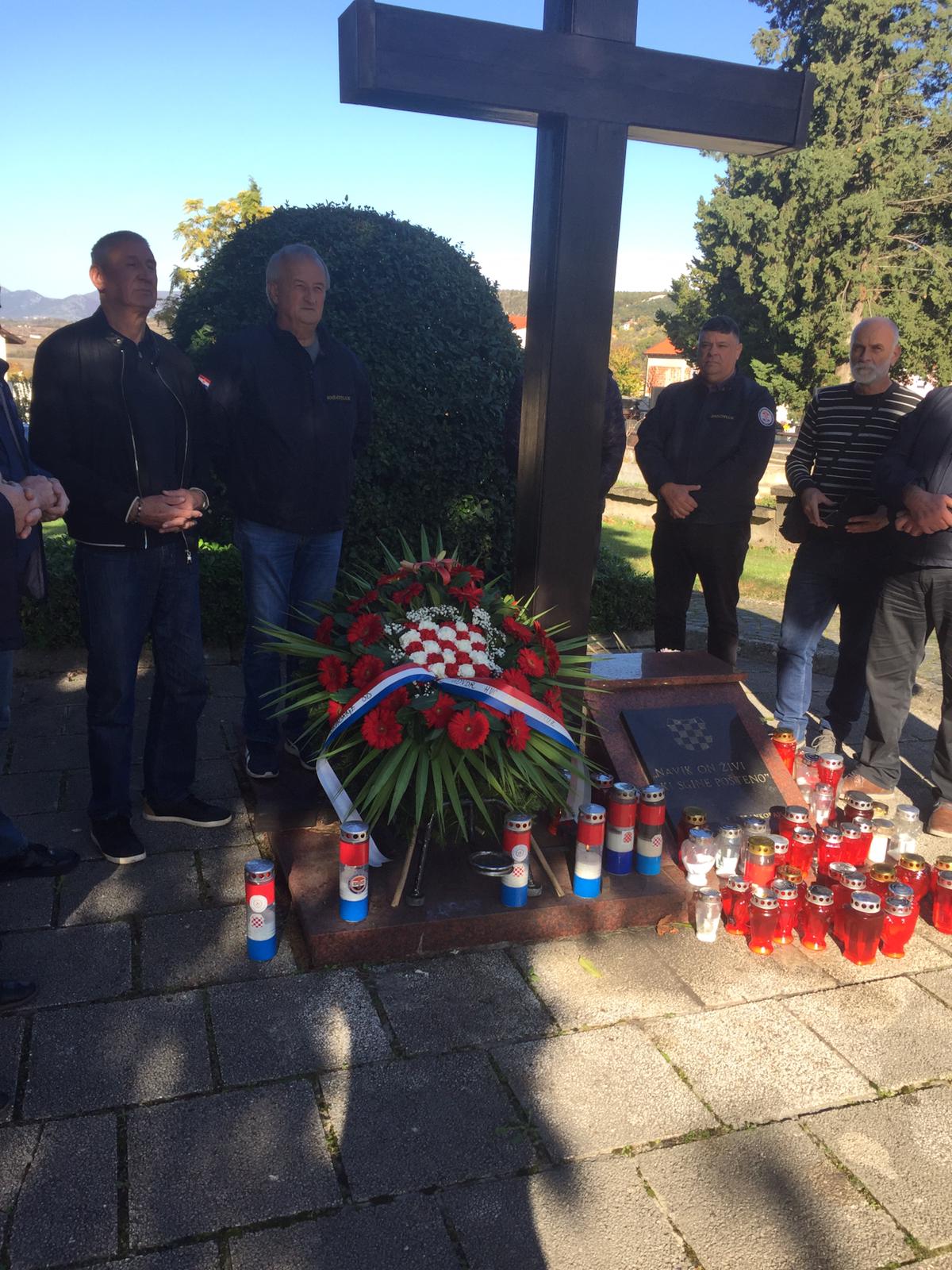 FOTO U Čitluku položeni vijenci i zapaljene svijeće za žrtve Vukovara, Škabrnje te za stradale pripadnike HV-a i HVO-a