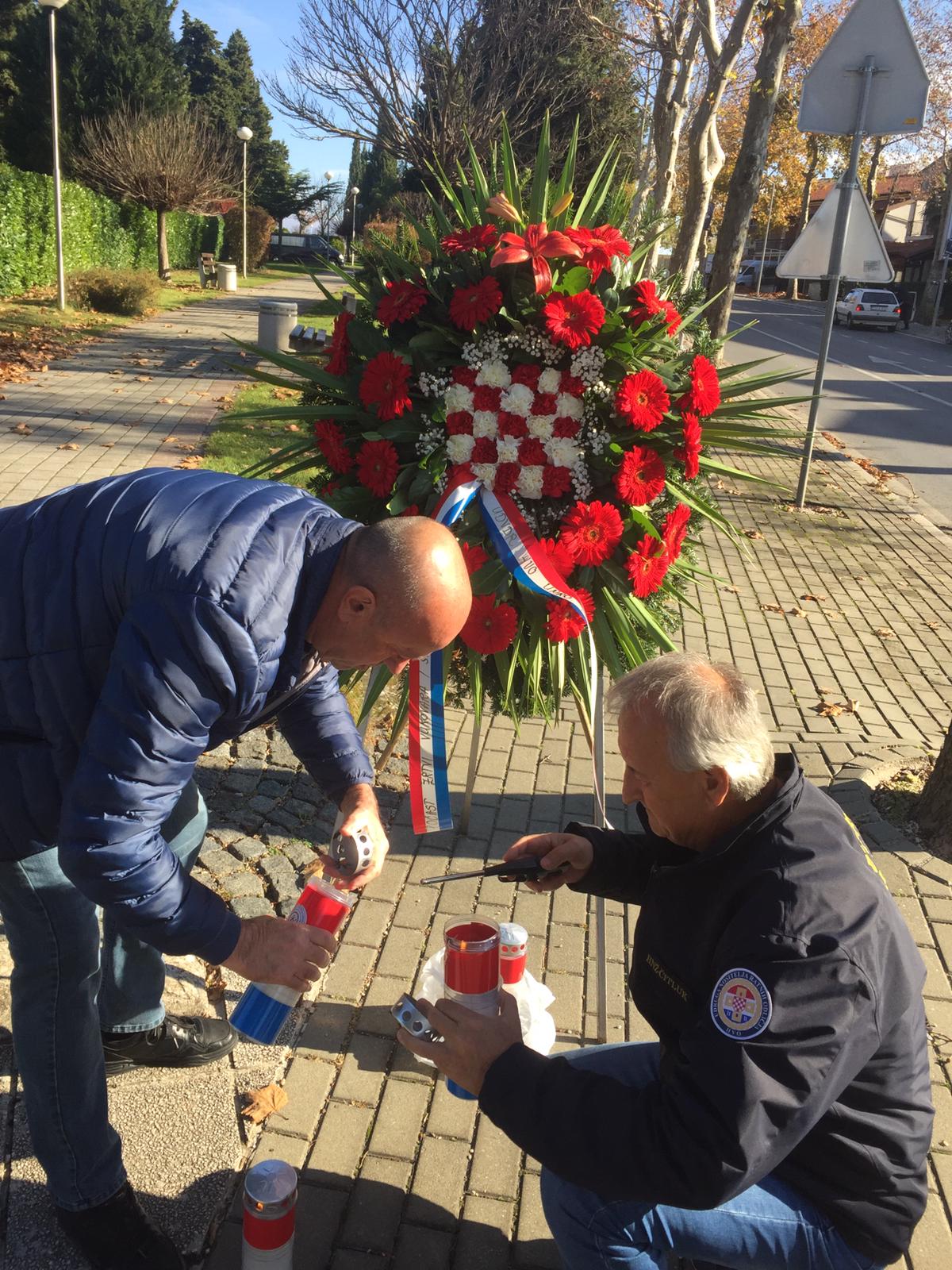 FOTO U Čitluku položeni vijenci i zapaljene svijeće za žrtve Vukovara, Škabrnje te za stradale pripadnike HV-a i HVO-a