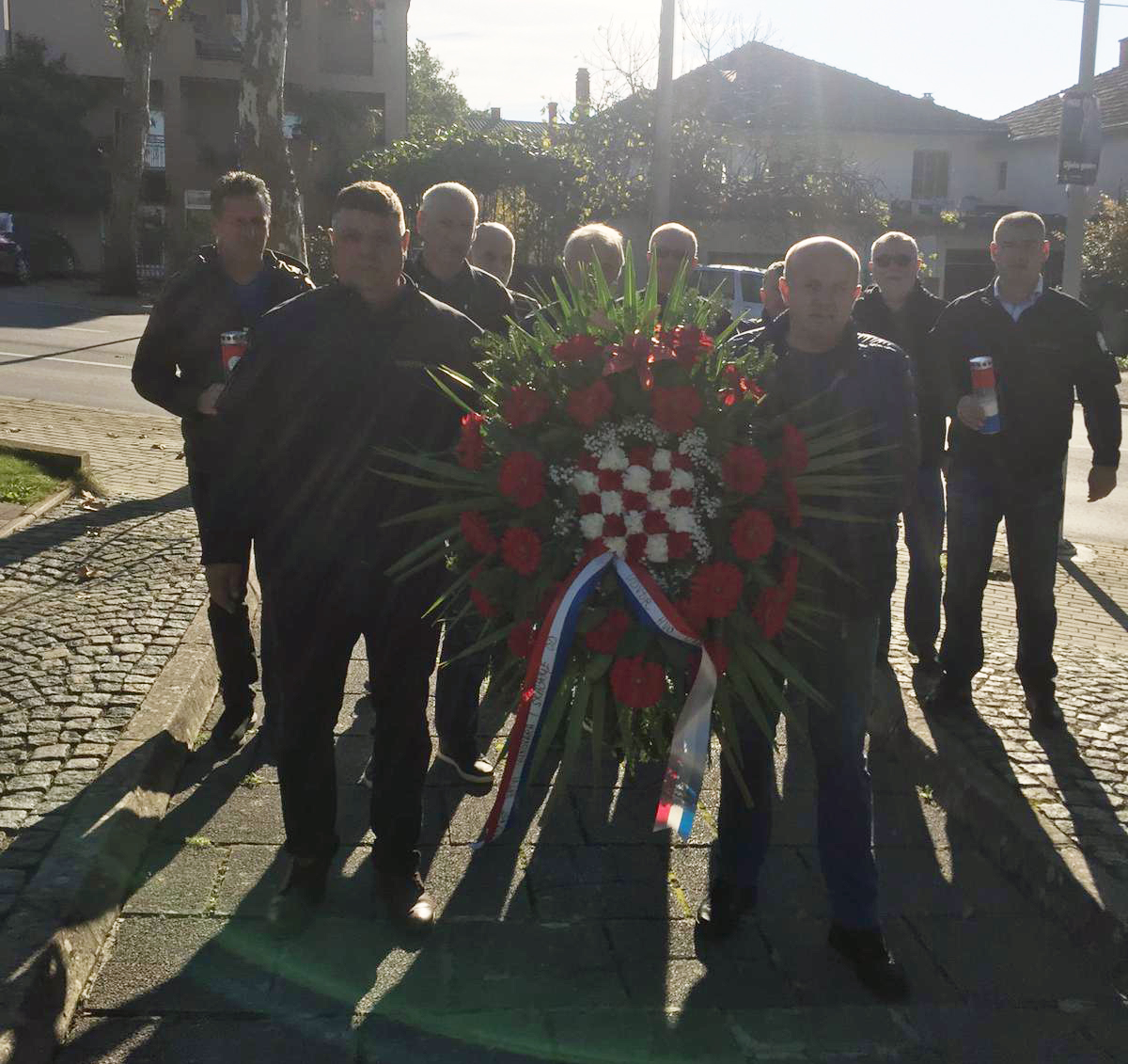 FOTO U Čitluku položeni vijenci i zapaljene svijeće za žrtve Vukovara, Škabrnje te za stradale pripadnike HV-a i HVO-a