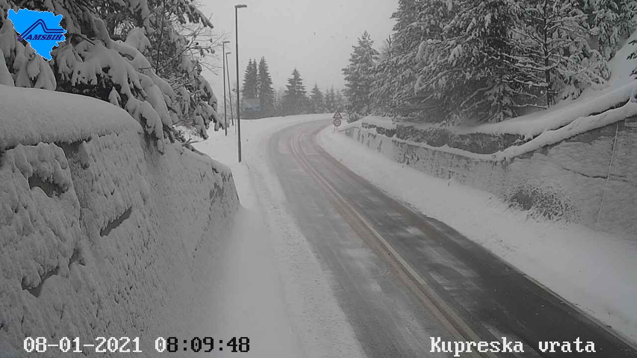 FOTO: U višim planinskim predjelima ima ugaženog snijega i leda na kolniku