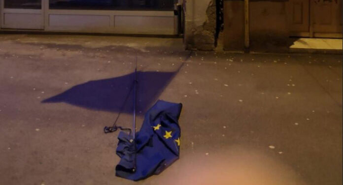 Divljačka posla: S veleposlanstva RH u Sarajevu skinuta i potrgana zastava EU-a