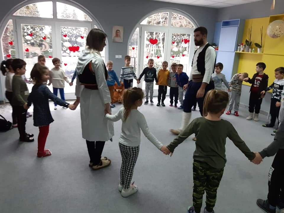 Mališani se upoznali s tradicionalnom narodnom nošnjom i plesovima