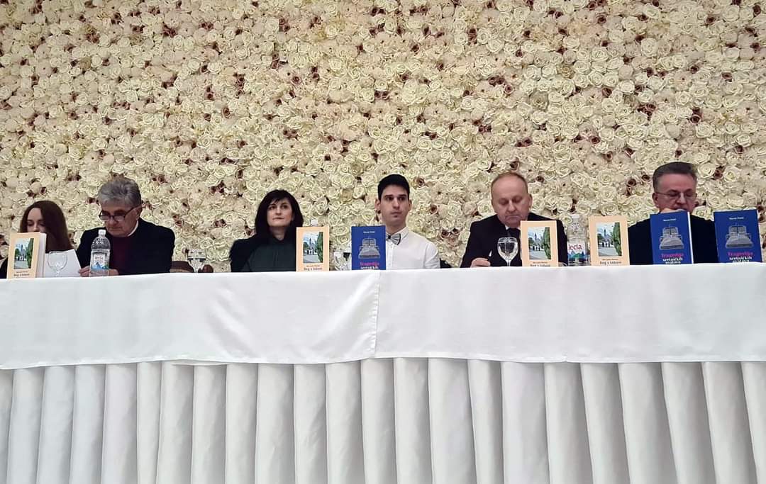 FOTO: Predstavljen roman “Tragedija sretničkih svatova” i knjiga “Bog s tobom – Tebi na dar 1“.