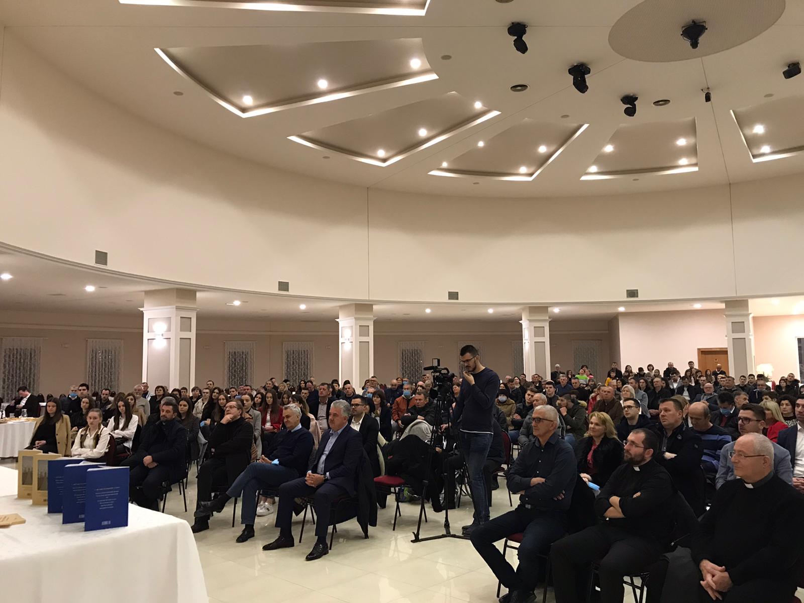 FOTO: Predstavljen roman “Tragedija sretničkih svatova” i knjiga “Bog s tobom – Tebi na dar 1“.