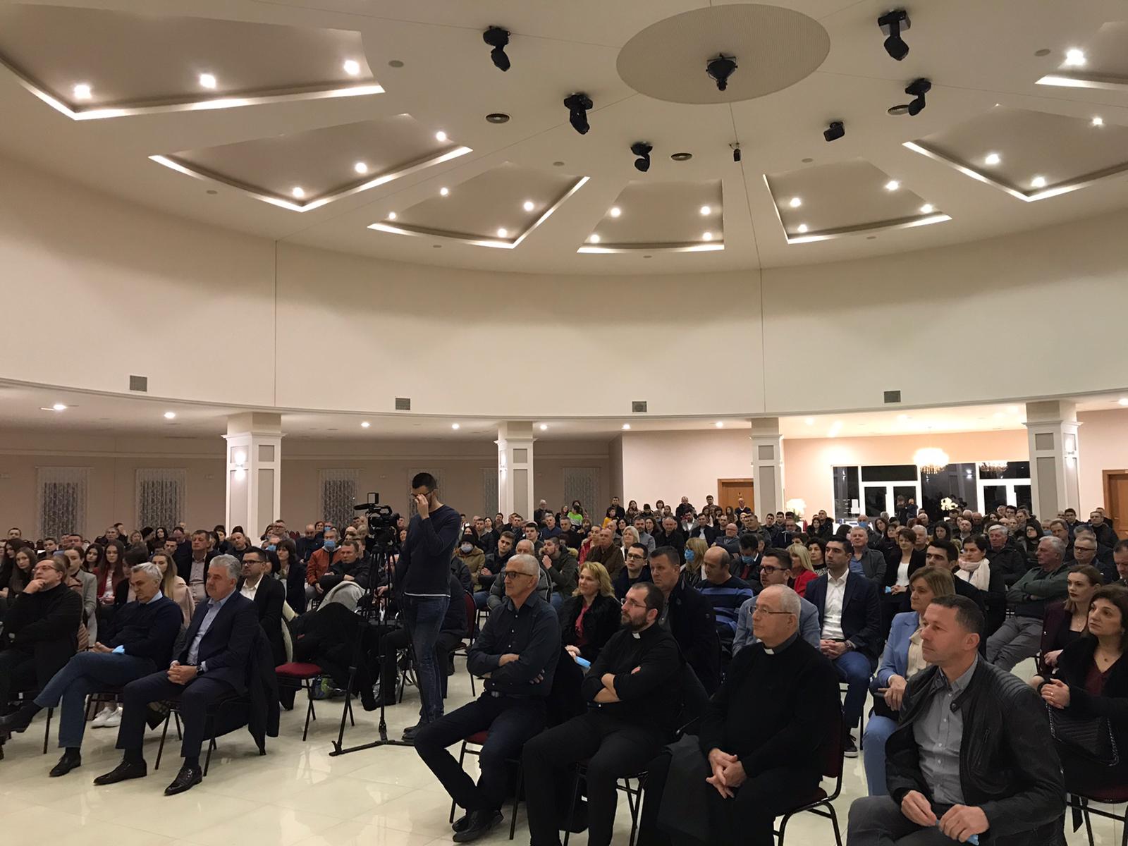 FOTO: Predstavljen roman “Tragedija sretničkih svatova” i knjiga “Bog s tobom – Tebi na dar 1“.