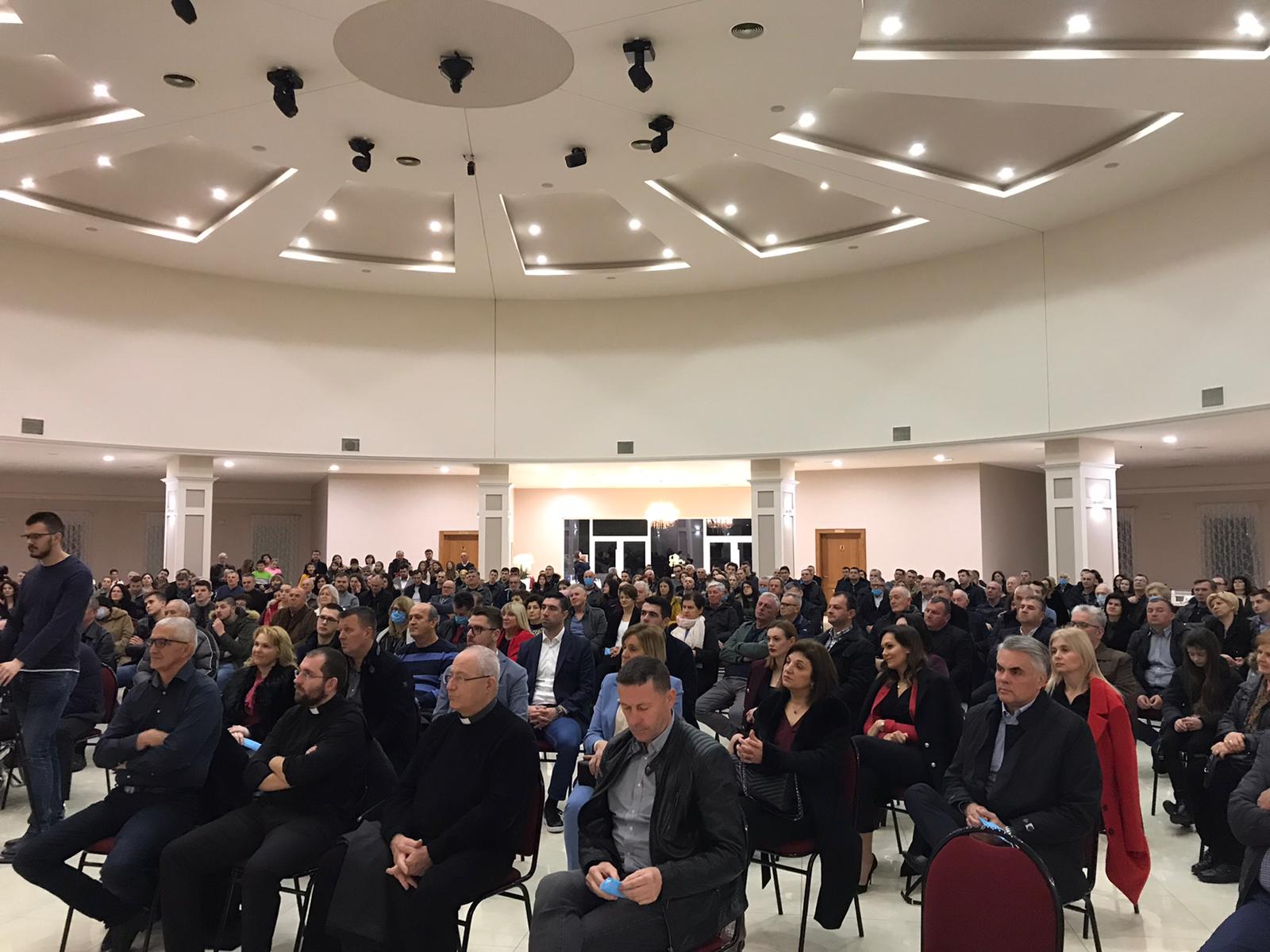 FOTO: Predstavljen roman “Tragedija sretničkih svatova” i knjiga “Bog s tobom – Tebi na dar 1“.