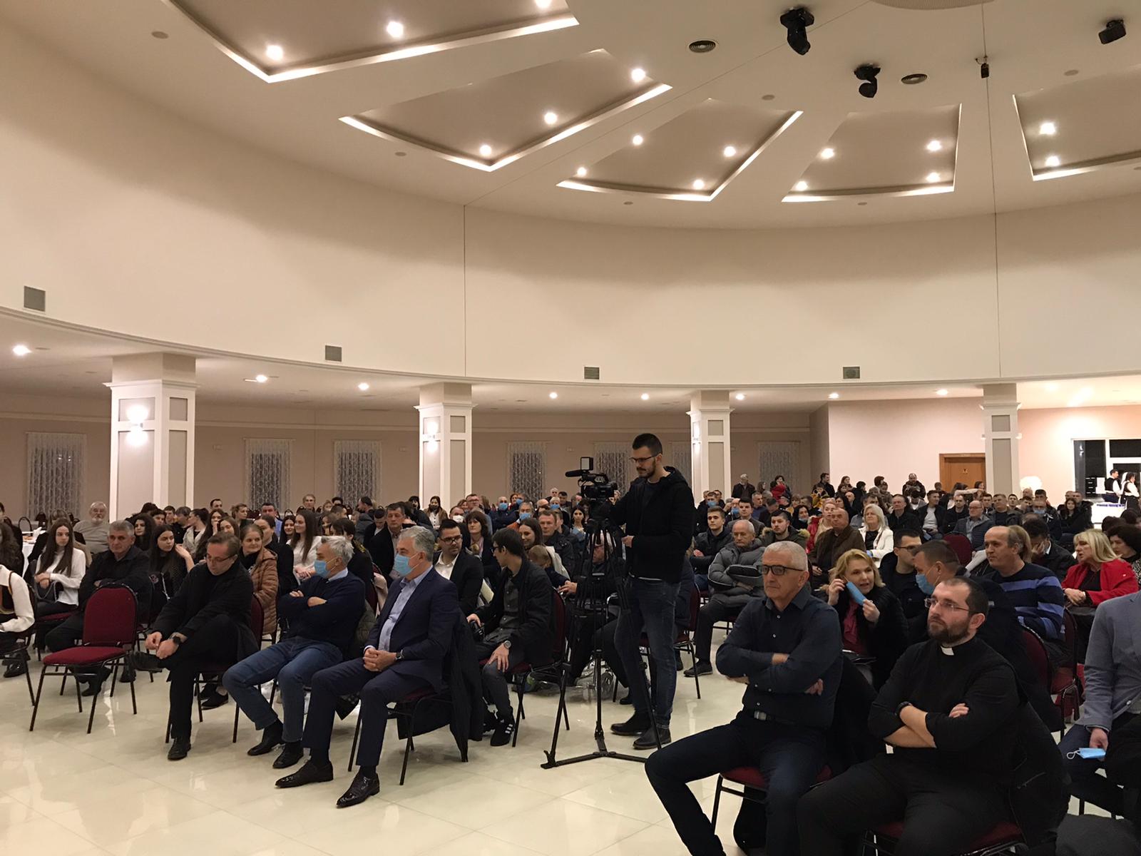 FOTO: Predstavljen roman “Tragedija sretničkih svatova” i knjiga “Bog s tobom – Tebi na dar 1“.