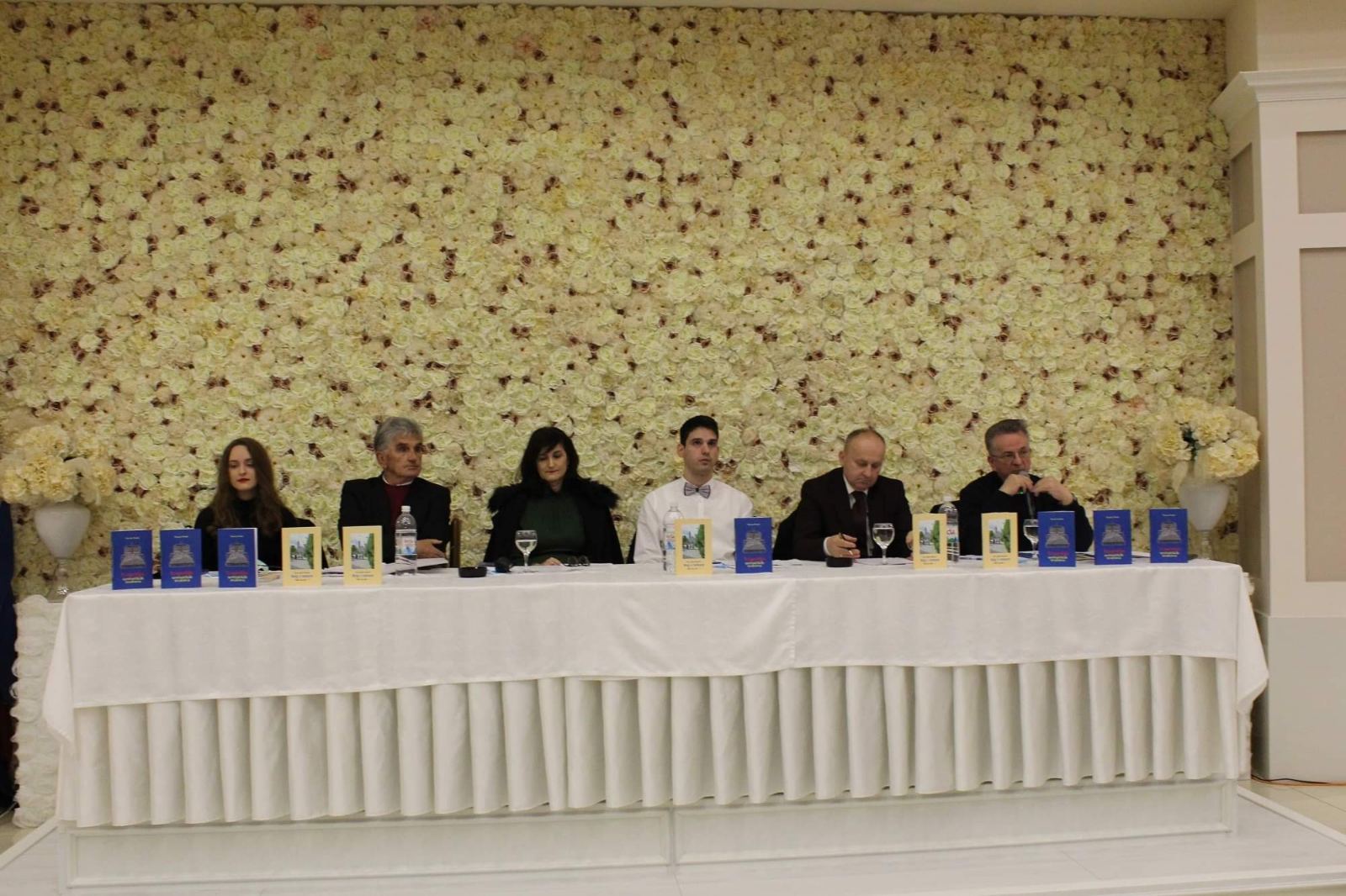 FOTO: Predstavljen roman “Tragedija sretničkih svatova” i knjiga “Bog s tobom – Tebi na dar 1“.