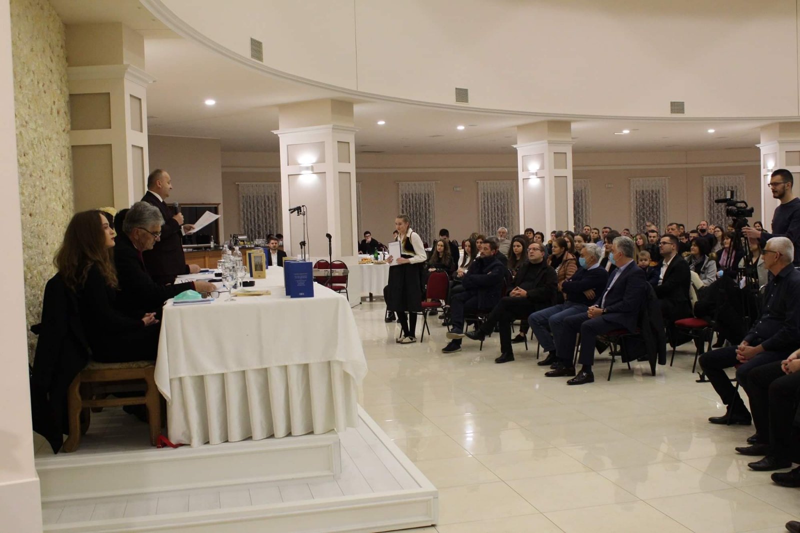 FOTO: Predstavljen roman “Tragedija sretničkih svatova” i knjiga “Bog s tobom – Tebi na dar 1“.