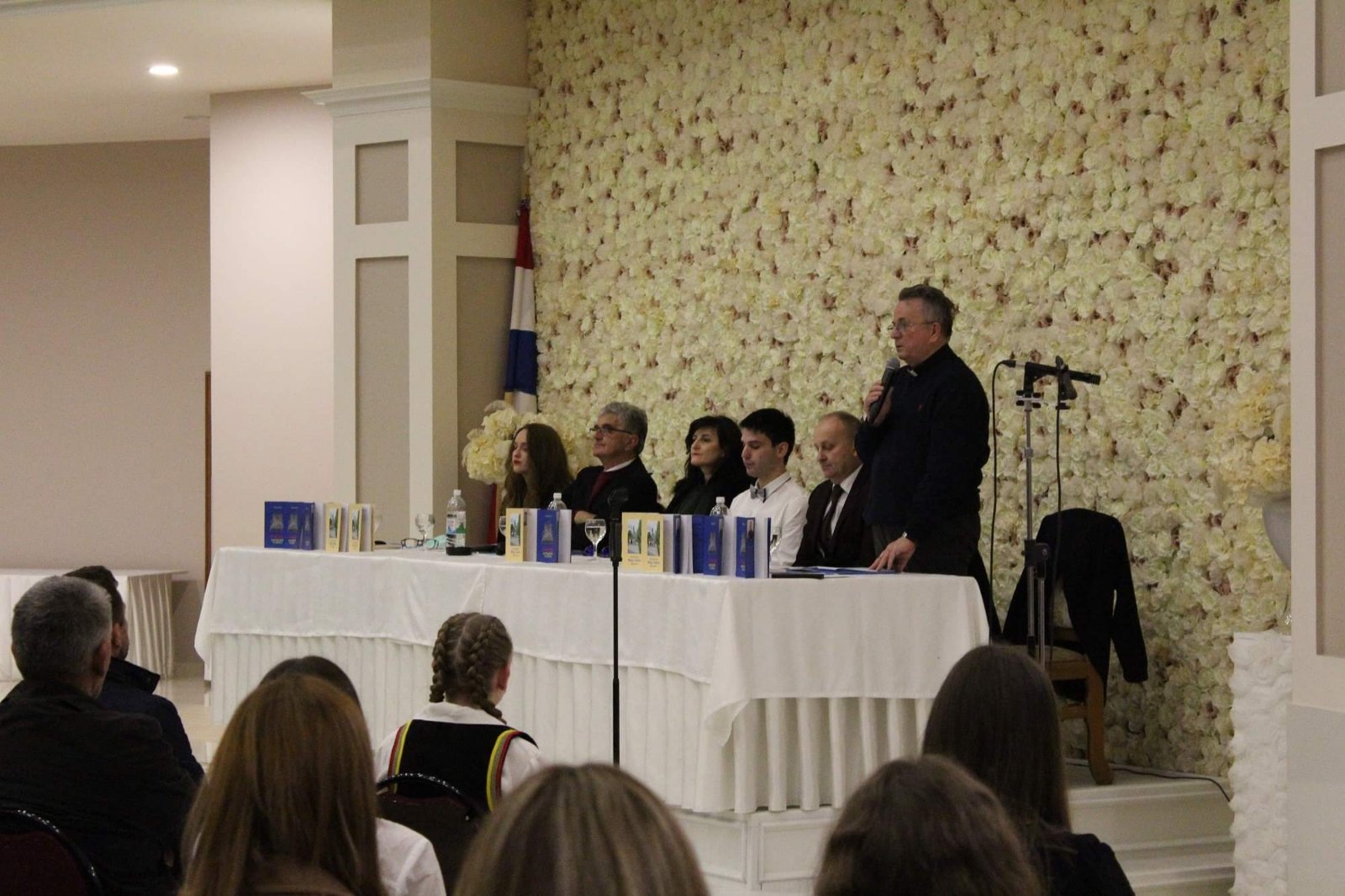 FOTO: Predstavljen roman “Tragedija sretničkih svatova” i knjiga “Bog s tobom – Tebi na dar 1“.