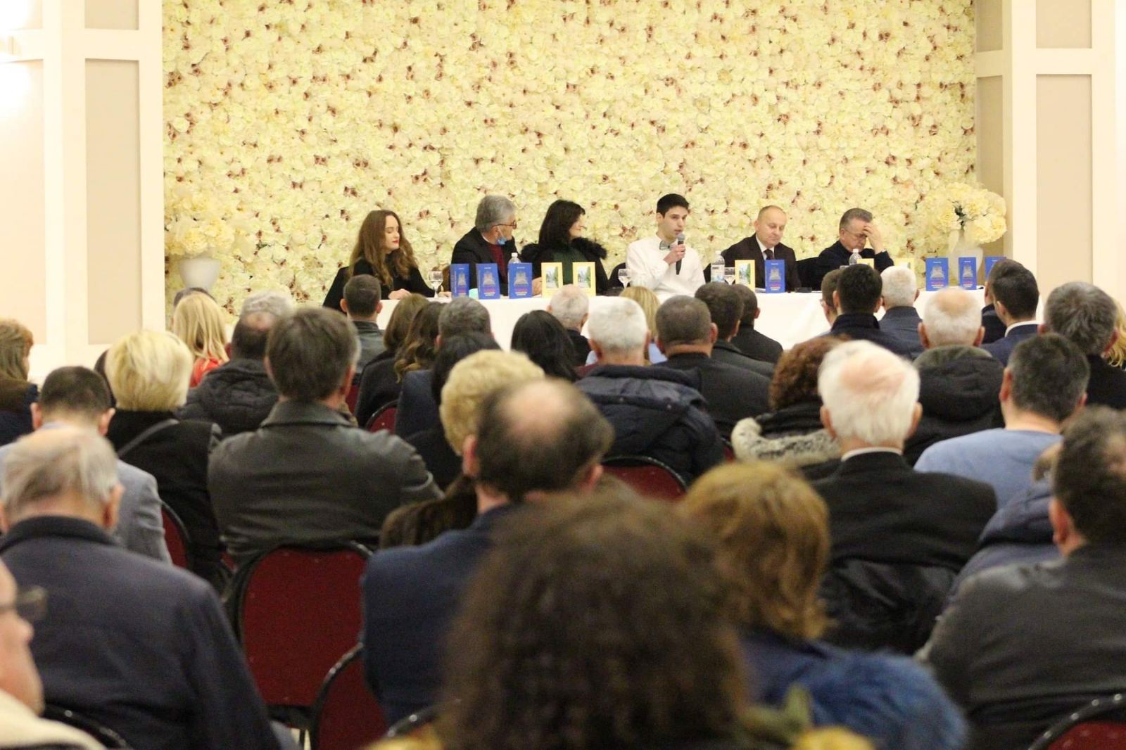 FOTO: Predstavljen roman “Tragedija sretničkih svatova” i knjiga “Bog s tobom – Tebi na dar 1“.