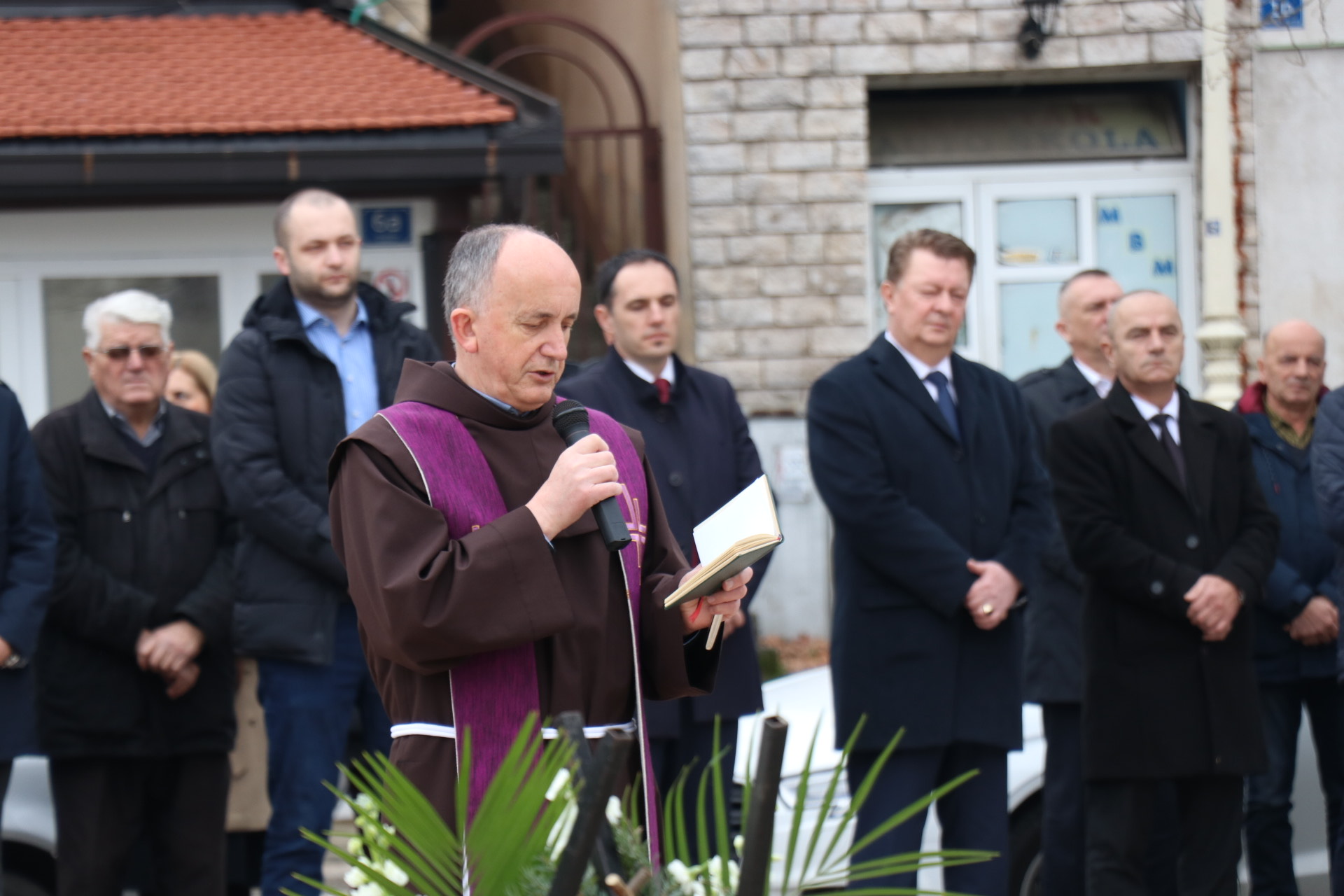 Položeni vijenci i zapaljene svijeće: Dan sjećanja na pobijene franjevce i puk