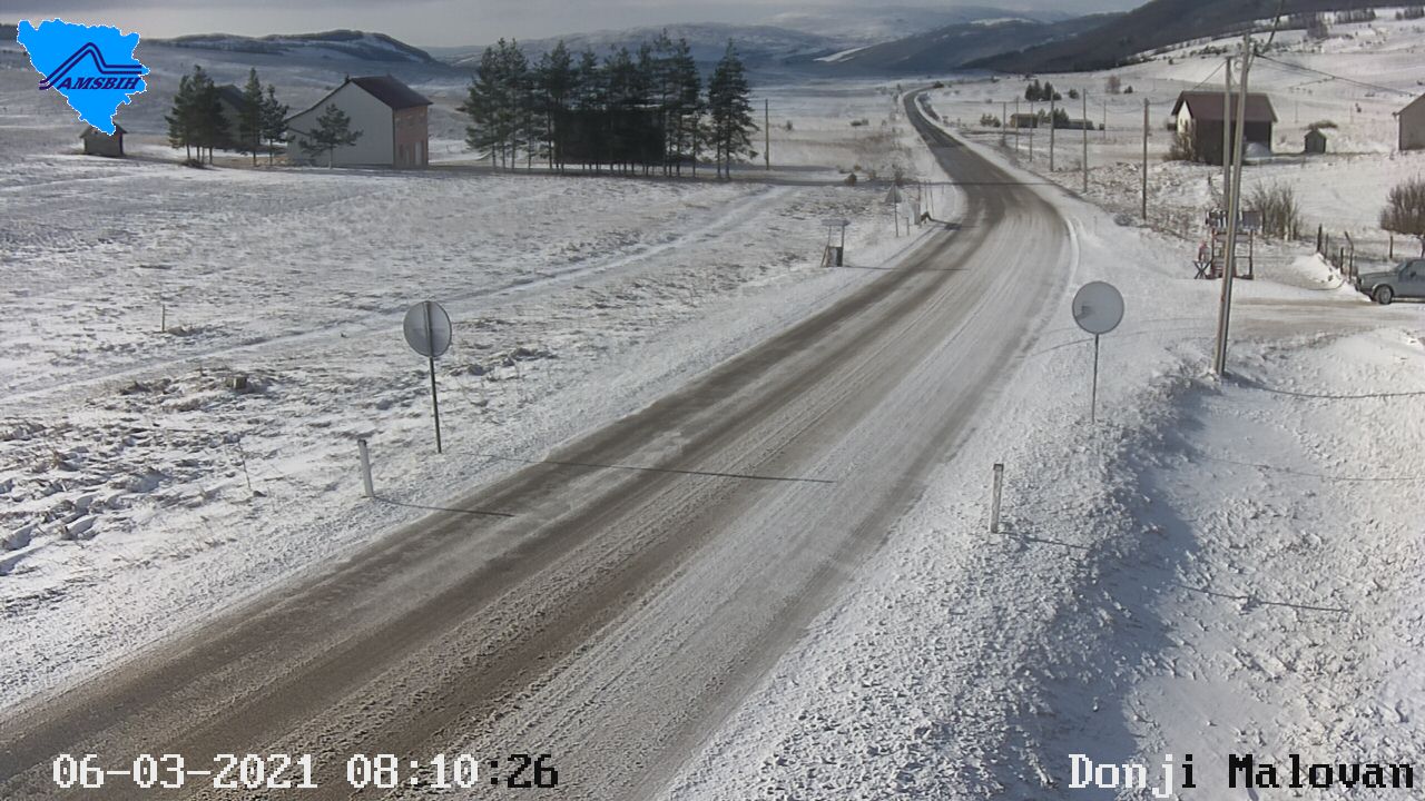 U Hercegovini jaki bočni udari vjetra, na planinskim prijevojima mjestimiče zasnježen kolnik