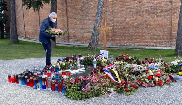 Bešlić se pomolio, zapalio svijeću i položio cvijeće na grobu Milana Bandića