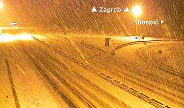 Zimski uvjeti: Snijeg pravi probleme u prometu, nema slobodnog cestovnog pravca za kamione i tegljače prema Dalmaciji