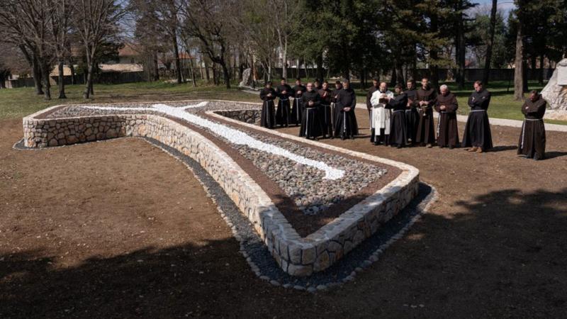 Blagoslov kamenog „tau“ na Humcu