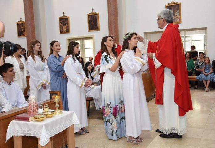 U župi Krista Kralja Čitluk krizmano 76 krizmanika