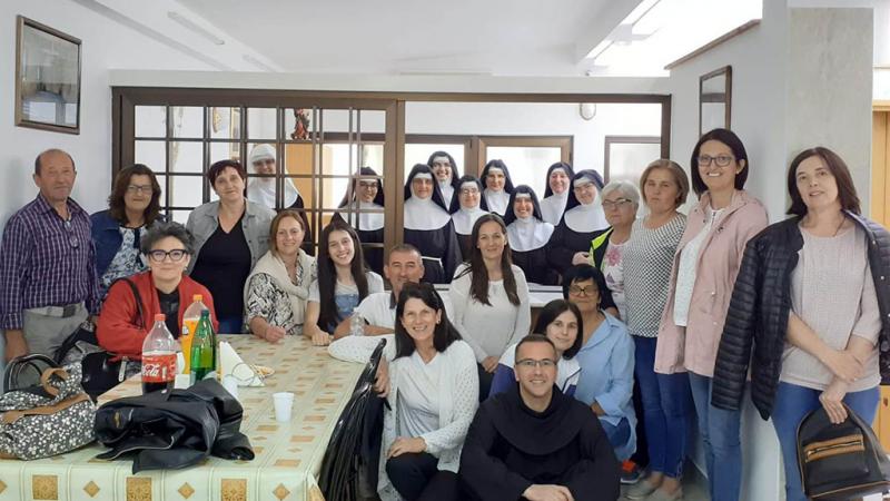 Župni zbor iz Čerina posjetio klarise u Brestovskom