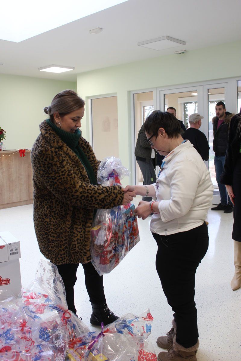 BLAGDANSKO DARIVANJE: HT Eronet obradovao štićenike udruga Susret i Cvijet