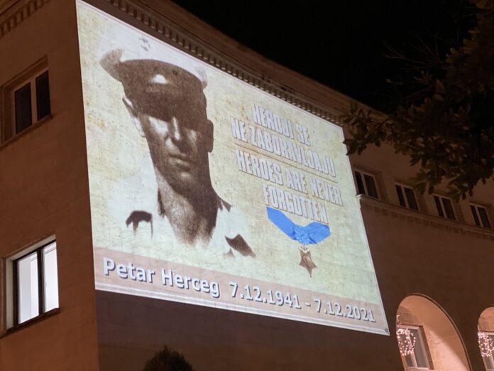 Mostar odao počast Petru Hercegu Tomiću: Heroji se nikad ne zaboravljaju!