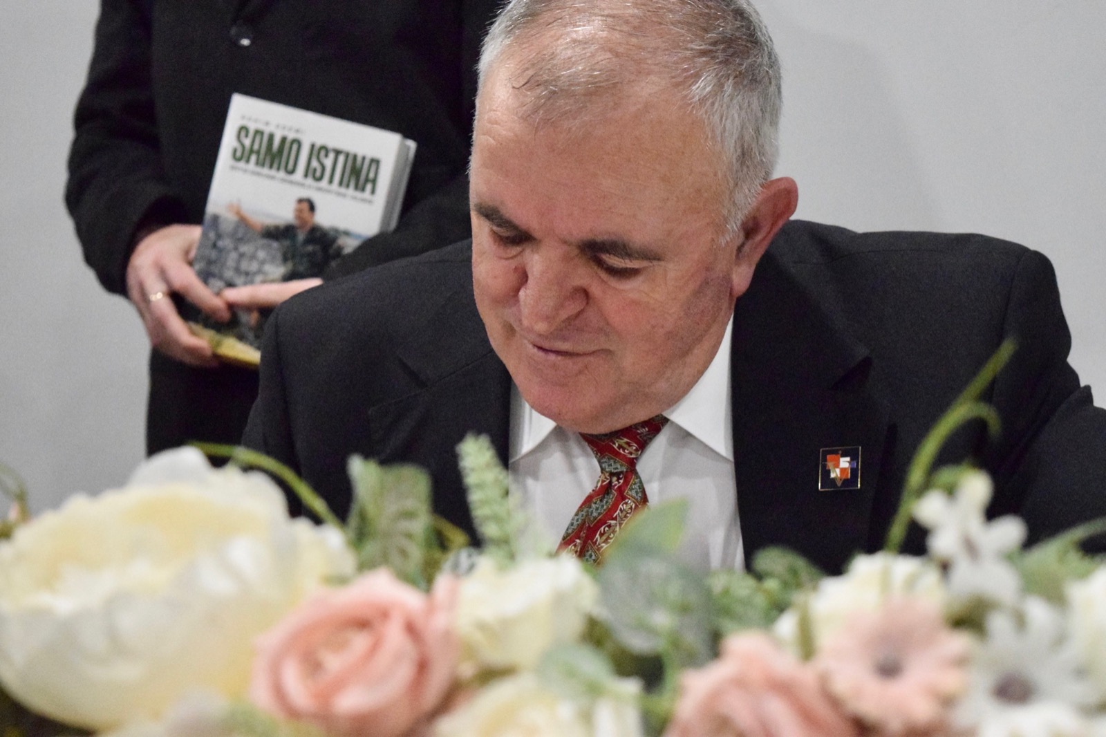 FOTO: U Čitluku predstavljena knjiga “Samo istina” generala Rahima Ademija