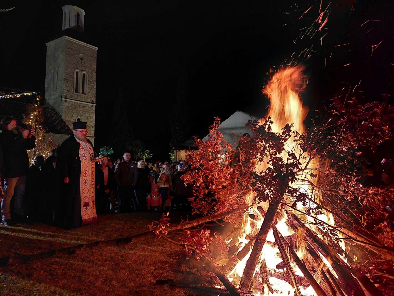 MANASTIR ŽITOMISILIĆ: Paljenjem badnjaka proslavljena Badnja večer