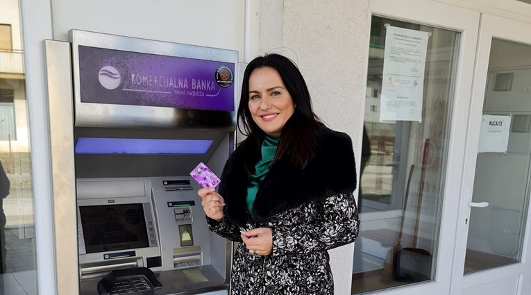 Tko kaže da u BiH nije veselo: Proslavili dolazak prvog bankomata!