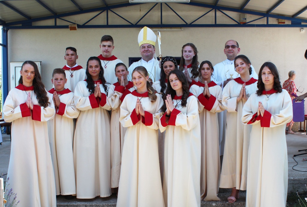 Biskup Petar Palić krizmao 13 mladića i djevojaka u župi Ploče-Tepčići