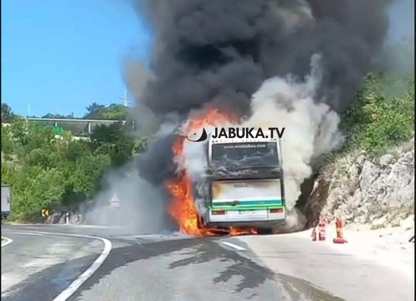 Autobus iz Širokog Brijega izgorio kod Imotskog