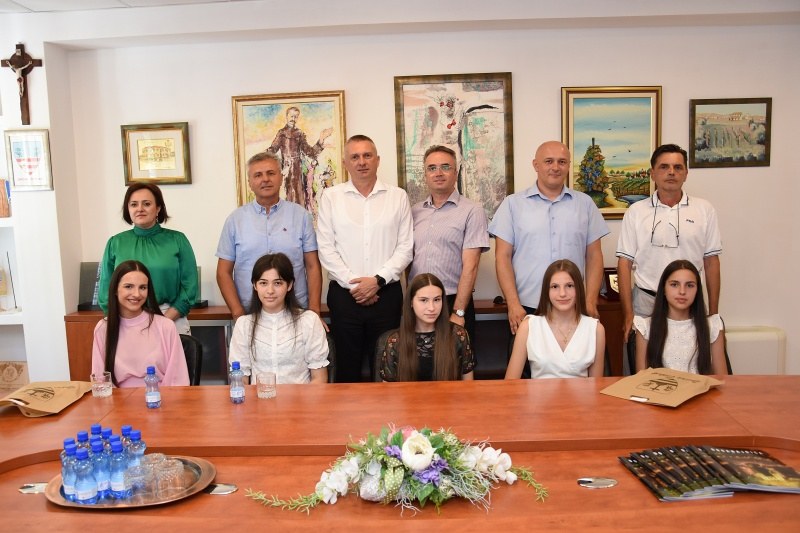 Upriličen prijam za učenice generacije