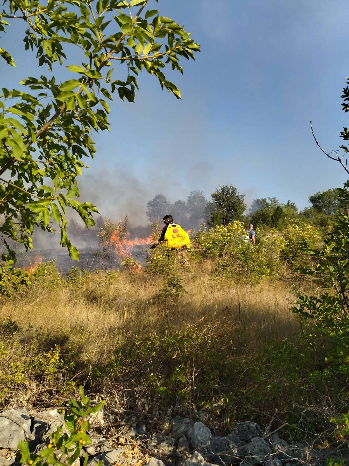 Požar u Blizancima i dalje aktivan