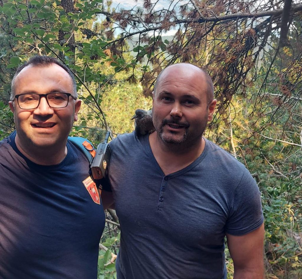 Vatrogasci spasili pticu, pa pozirala s njima za fotografiju