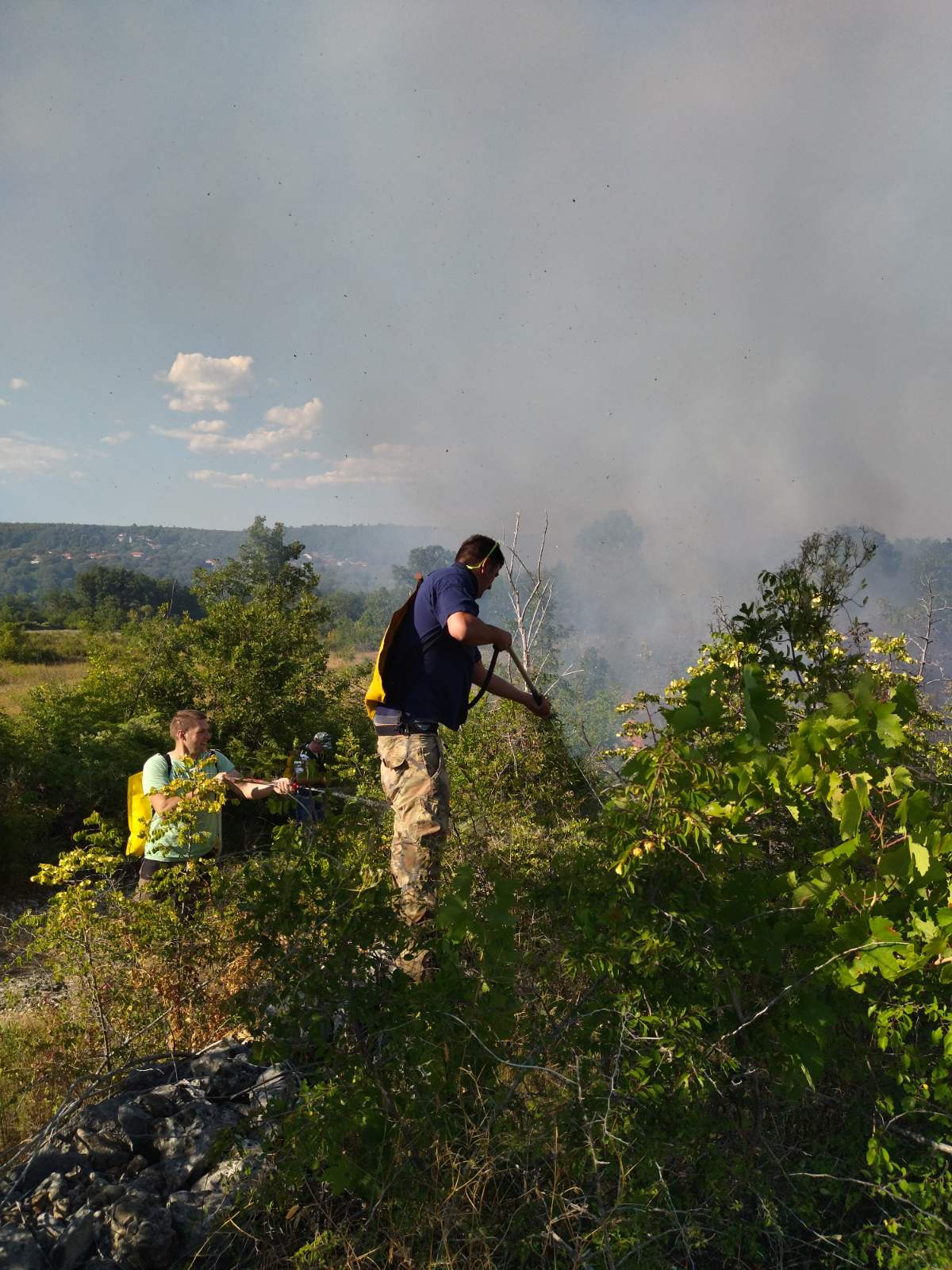 Požar u Blizancima i dalje aktivan