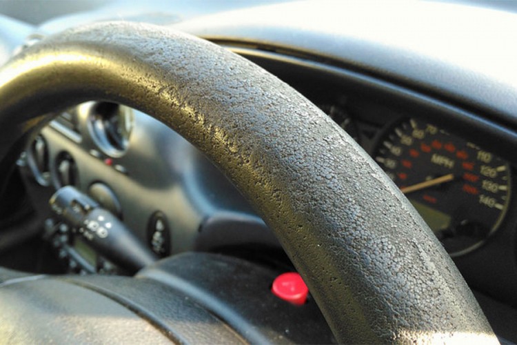 Kreme za sunčanje i losioni za čišćenje ruku oštećuju interijer automobila!