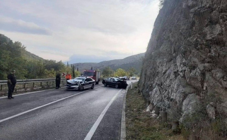 Opel Vectra udarila u brdo, a nakon dolaska policije na patrolni automobil naletio BMW