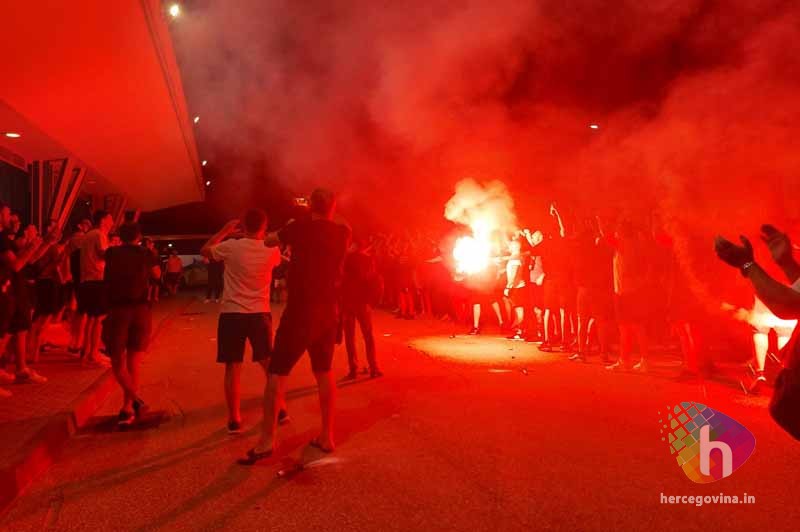 Ludnica u Zračnoj luci Mostar: Navijači priredili veličanstven doček nogometašima Zrinjskog
