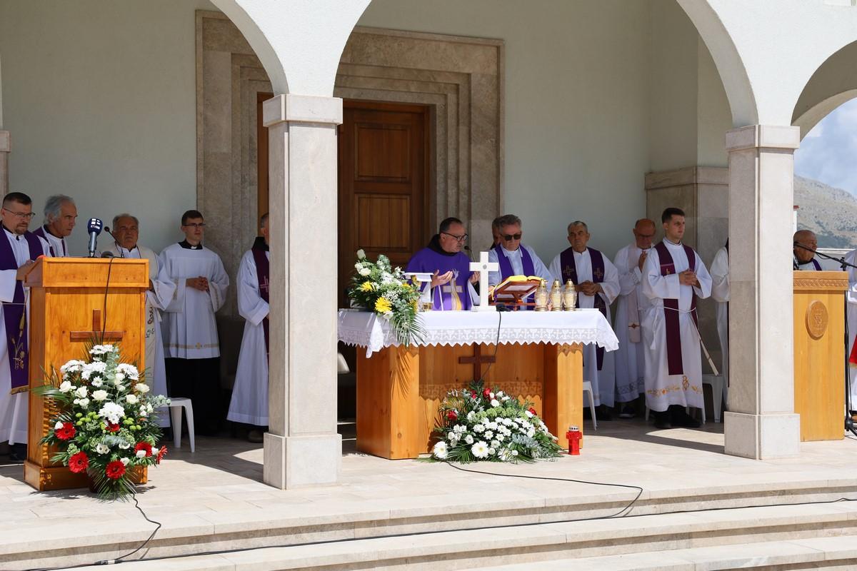 Služena misa na Groblju mira za sve žrtve totalitarnih režima