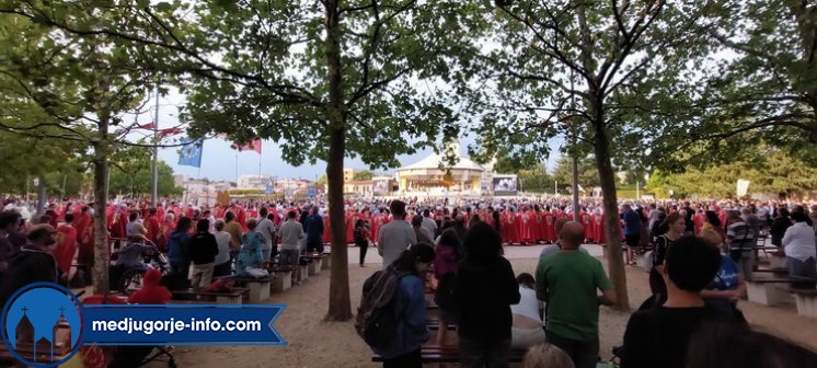 Upozorenje: Ljudi s crvenim ogrtačima pripadaju sekti