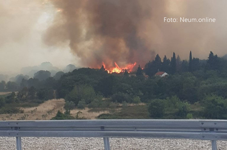 Veliki požar u neumskom zaleđu, očekuje se angažman kanadera i helikoptera