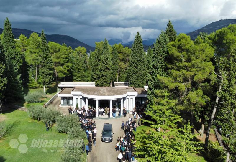 Stotine ljudi na ispraćaju tragično preminule obitelji Krstić u Mostaru