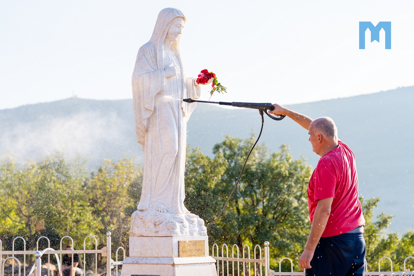 Članovi udruge ‘Zavjet Gospi’ posadili novo cvijeće i očistili Gospin kip na Brdu ukazanja