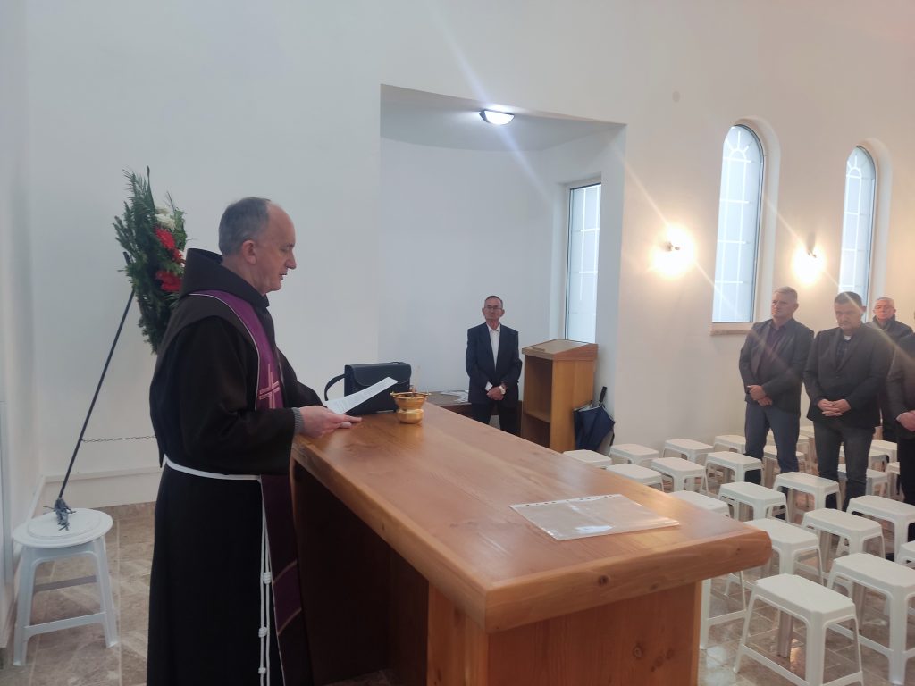 Na Groblju mira na Bilima upriličeno polaganje vijenaca, paljenje svijeća i zajednička molitva za sve pokojne