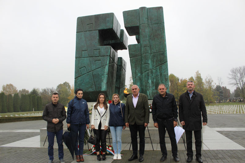 izaslanstvo Kluba Hrvata u Domu naroda PF BiH poklonilo se Hrvatskim žrtvama Grada heroja