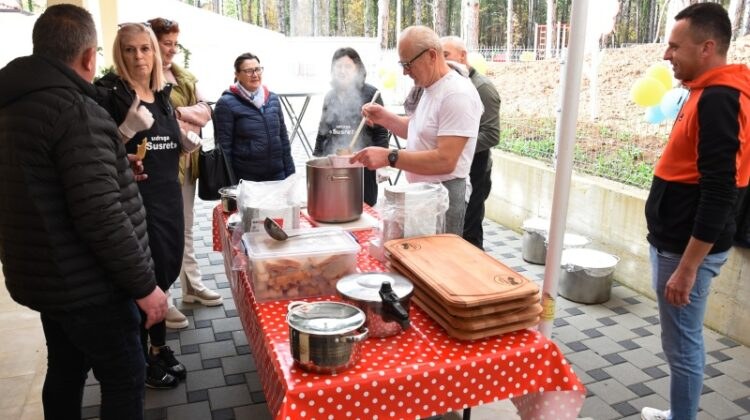 Počeo božićni sajam „U susret Božiću s djecom iz Udruge Susret“