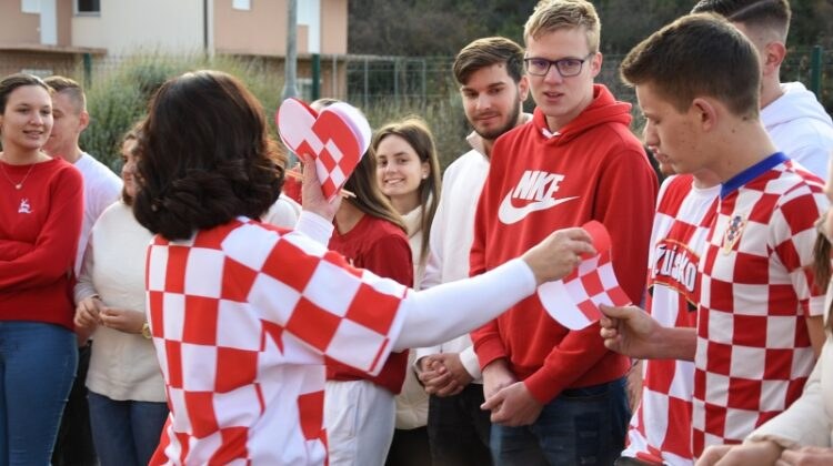 Živi adventski vijenac ukrašen crveno-bijelim kockicama